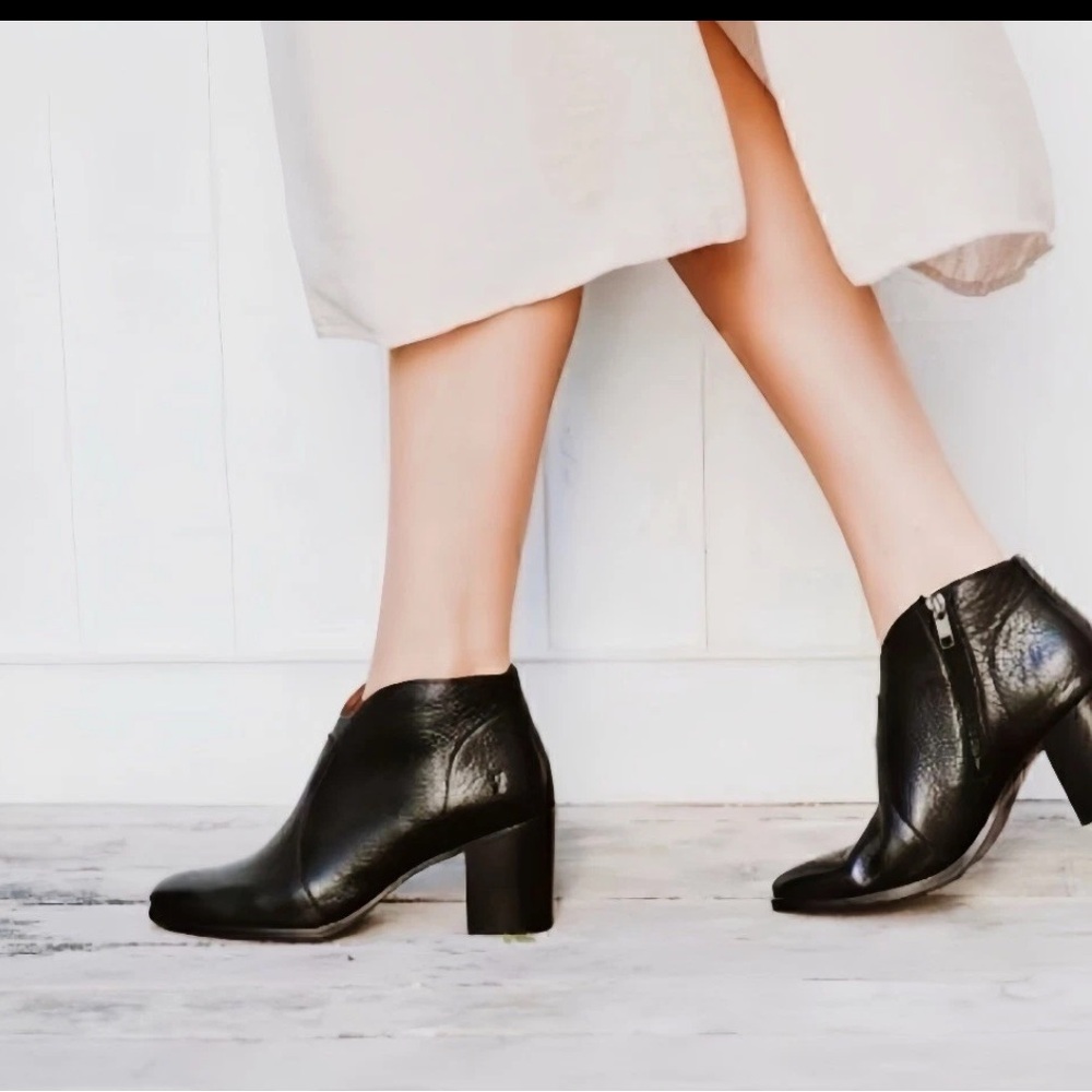 Frye Nora 8.5 Zip Short Leather Booties almond toe Black western